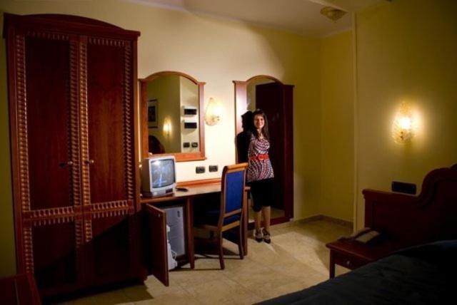 Hotel Duca Di Calabria 세라란브루노 외부 사진